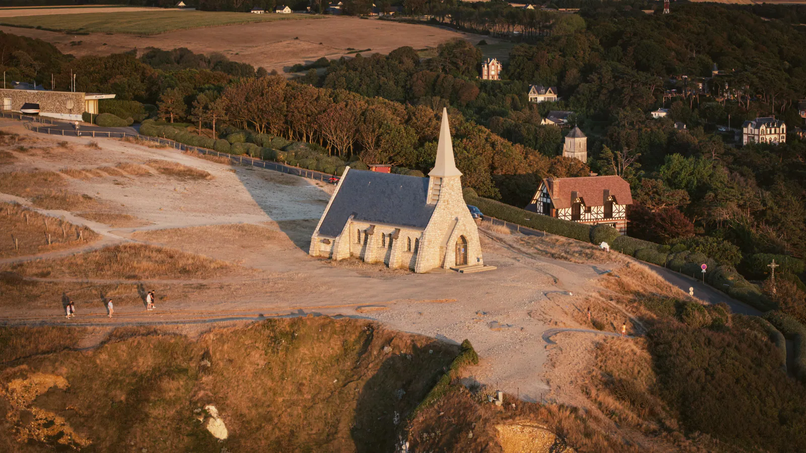 Prise de vue drone montrant la station balnéaire d'Equihen avec plage, maisons et falaises côtières